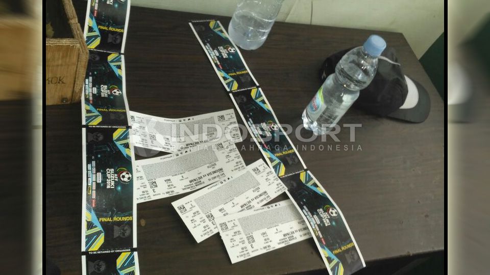 Tiket pertandingan Indonesia melawan Vietnam yang dijual di Stadion Utama Gelora Bung Karno. Copyright: © Juni Ady/Indosport